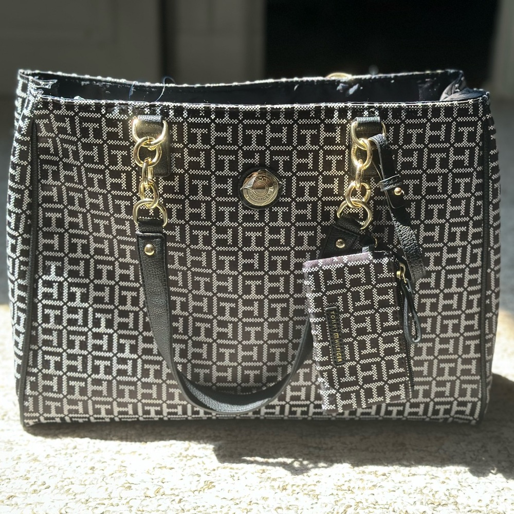 NWT Tommy Hilfiger Tote with pouch